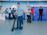 парень на самокате 