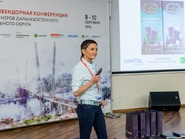 спикер с микрофоном 