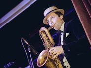 Мужчина играющий на саксафоне