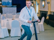 мужчина на самокате 