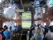 Выступление с микрофоном перед аудиторией