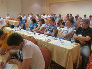 Люди за столами на конференции