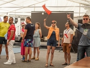 девушка с флагом 