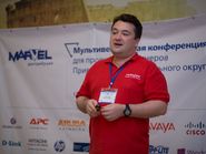 Мужчина в красной футболке