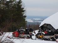 Снегоходы на краю горы