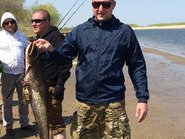 Рыбак с большой рыбой