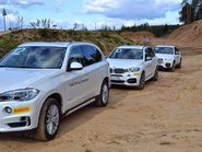 Гонки по бездорожью на белых BMW
