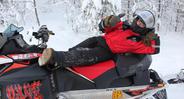 На хорошем снегоходе можно и полежать