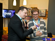 ведущий с микрофоном 