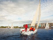 Яхта на фоне Питерского пейзажа