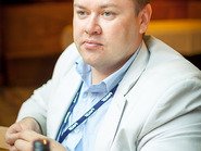 Крупный мужчина в белом пиджаке